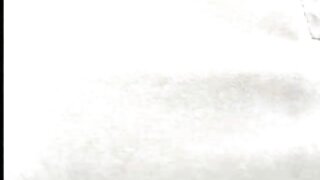 சுவையான அழகி டீன் அதிகாலையில் மகிழ்ச்சியுடன் புலம்புகிறார். உணர்ச்சிவசப்பட்ட காதலன் அவளது புண்டையை மெதுவாகத் தள்ளுகிறான், பின்னர் அவளது இறுக்கமான டீன் ஆசனவாயை முதல் முறையாக புணர்வதை ரசிக்கிறான்.